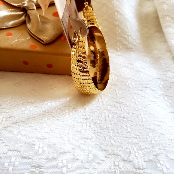 Gold statement hoops earrings - Picture 3 of 4